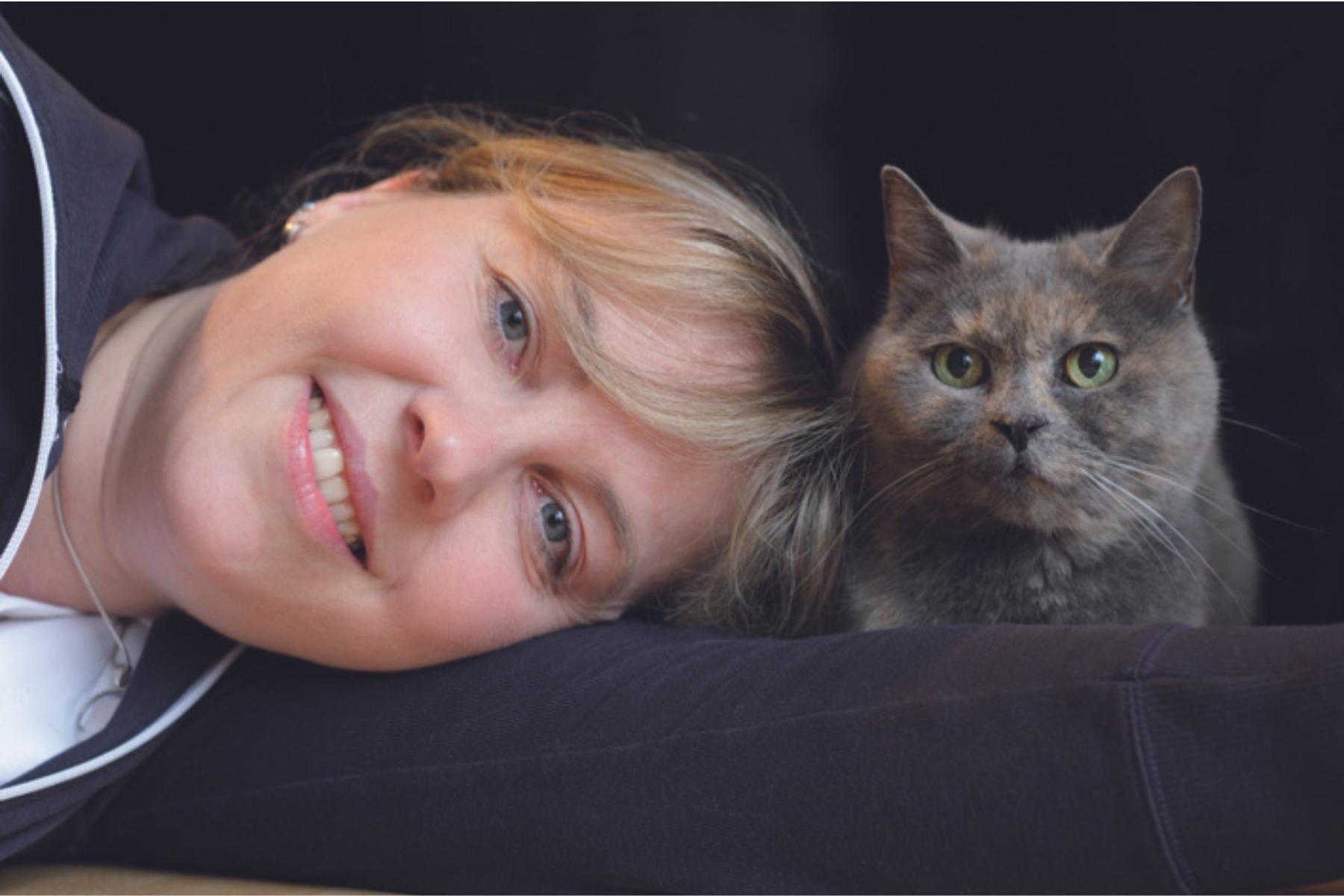 A happy cat and its human, thanks to cat psychology and homoeopathy for cats